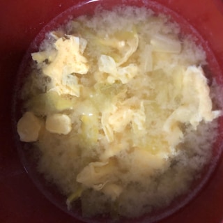 卵とキャベツの味噌汁